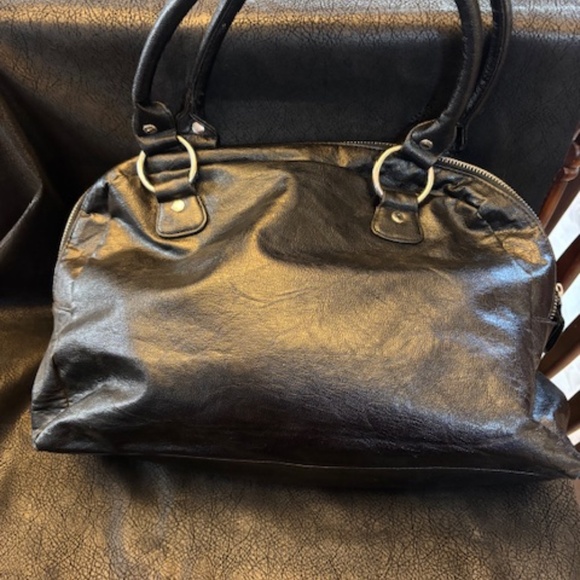 B.Bag Tote handbag- soft - Black pleated on one side-never used - Picture 2 of 3